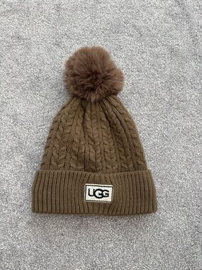 Brown Cable Knit Pom Pom Beanie
